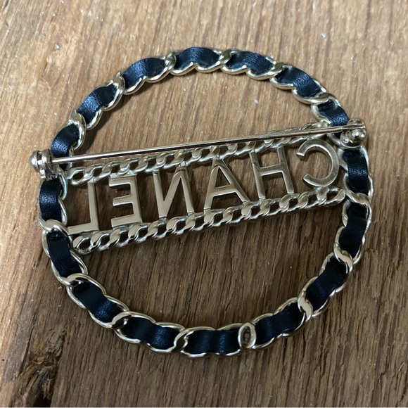 CHANEL Leather & Metal Chain Brooch from 2018 - Picture 3 of 9